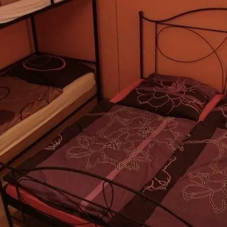 Vendégház Piheno Turistahaz Es Apartman Bakonyszentlászló